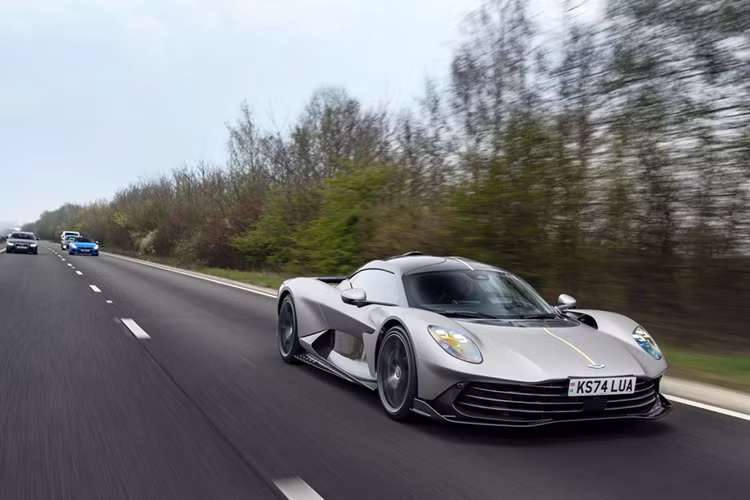 Valhalla cũng là siêu xe thừa hưởng những cái "đầu tiên" của Aston Martin như, siêu xe có động cơ đặt giữa sản xuất hàng loạt, xe hybrid cắm sạc (PHEV) đầu tiên của thương hiệu, siêu xe thương mại có khả năng chạy thuần điện.