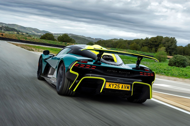 Kết hợp các phương pháp và công nghệ định hướng hiệu suất từ Aston Martin Performance Technologies và Formula 1 với thiết kế ngoạn mục, siêu xe Valhalla mang đến trải nghiệm lái phấn khích và cảm giác lái chính xác. Có tổng cộng 999 xe Aston Martin Valhalla được sản xuất, dự kiến Valhalla bắt đầu sản xuất vào Quý 2/2025.