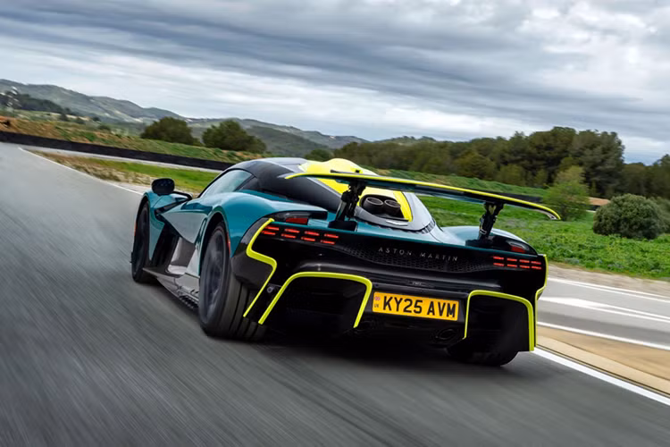 Kết hợp các phương pháp và công nghệ định hướng hiệu suất từ Aston Martin Performance Technologies và Formula 1 với thiết kế ngoạn mục, siêu xe Valhalla mang đến trải nghiệm lái phấn khích và cảm giác lái chính xác. Có tổng cộng 999 xe Aston Martin Valhalla được sản xuất, dự kiến Valhalla bắt đầu sản xuất vào Quý 2/2025.