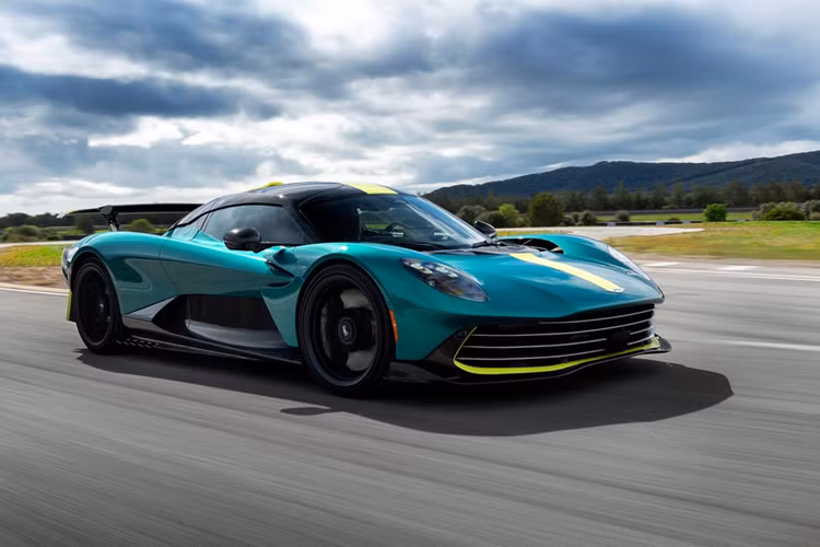 Siêu xe Aston Martin Valhalla xuất hiện trên đường tại Vương Quốc Anh có tông màu xanh lá, thân là là màu Podium Green với các sọc Lime Green, đang hiệu chỉnh hệ thống giảm xóc trên các con đường.