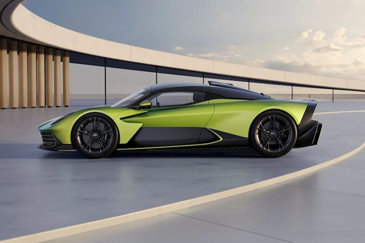 Đặc biệt Valhalla cũng là mẫu xe đầu tiên sử dụng động cơ V8 tăng áp kép 4.0 lít với trục khuỷu phẳng được thiết kế riêng, đây là khối động cơ V8 hiệu suất cao nhất từng xuất hiện trên xe Aston Martin và lần đầu tiên được trang bị hộp số ly hợp kép 8 cấp hoàn toàn mới (DCT) tích hợp động cơ điện, vi sai điện tử phía sau (E-diff).