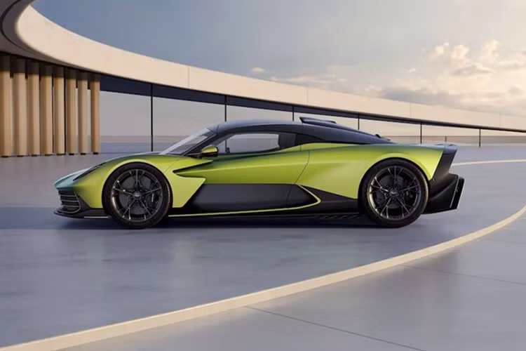 Đặc biệt Valhalla cũng là mẫu xe đầu tiên sử dụng động cơ V8 tăng áp kép 4.0 lít với trục khuỷu phẳng được thiết kế riêng, đây là khối động cơ V8 hiệu suất cao nhất từng xuất hiện trên xe Aston Martin và lần đầu tiên được trang bị hộp số ly hợp kép 8 cấp hoàn toàn mới (DCT) tích hợp động cơ điện, vi sai điện tử phía sau (E-diff).