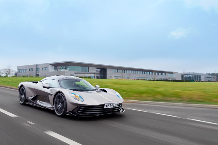  Aston Martin Valhalla 2025 mới đã gần như hoàn thiện vào tháng 12/2024, sau 2 năm trì hoãn và sự trở lại này có nhiều thay đổi đáng kế.