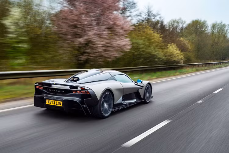 Siêu xe Valhalla được thử nghiệm kỹ lưỡng bởi các kỹ sư của Aston Martin và tay đua Darren Turner đội của Aston Martin, Turner – người từng 3 lần vô địch hạng Le Mans.