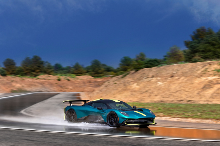 Không dừng lại tại đó, Valhalla cũng lần đầu áp dụng hệ thống hai động cơ lắp tại trục trước hoàn toàn mới, phân bổ mô-men xoắn và góp phần vào hệ thống dẫn động bốn bánh. Khả năng tăng tốc của Valhalla từ 0-100 km/h trong 2,5 giây với tốc độ tối đa 350 km/h.