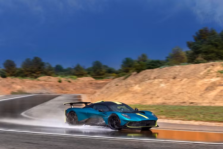 Không dừng lại tại đó, Valhalla cũng lần đầu áp dụng hệ thống hai động cơ lắp tại trục trước hoàn toàn mới, phân bổ mô-men xoắn và góp phần vào hệ thống dẫn động bốn bánh. Khả năng tăng tốc của Valhalla từ 0-100 km/h trong 2,5 giây với tốc độ tối đa 350 km/h.