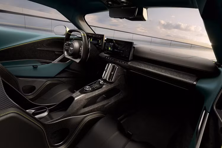 Với tổng công suất 1 064 mã lực (1.079 PS) và mô-men xoắn 1.100 Nm từ hệ thống truyền động hybrid, mang đến hiệu suất vượt trội. Việc khai thác và tinh chỉnh sức mạnh mang lại trải nghiệm siêu xe xuất sắc trên đường phố lẫn đường đua đòi hỏi các nghiên cứu không ngừng nghỉ về tích hợp khí động học chủ động và các hệ thống điều khiển tích hợp”.