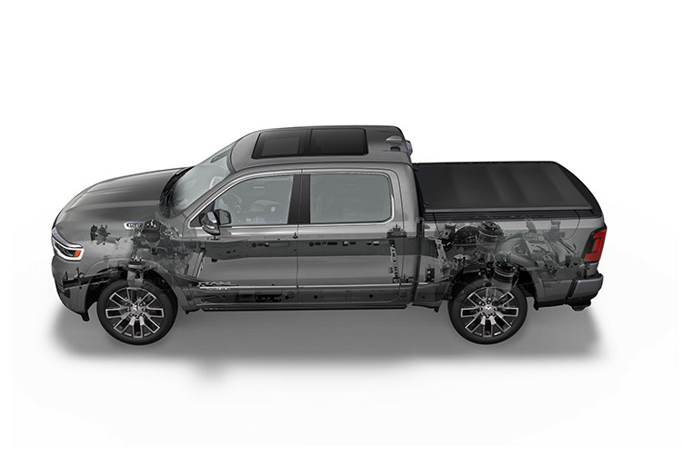 Mẫu bán tải điện phạm vi mở rộng (EREV) - 1500 Ramcharger xây dựng trên nền tảng STLA Frame, cung cấp sức kéo tối đa 6.350 kg cùng tải trọng tối đa 1.191 kg. Thùng xe tích hợp ổ cắm có công suất sạc 7,2 kW để sạc các thiết bị điện tử dân dụng và công nghiệp.