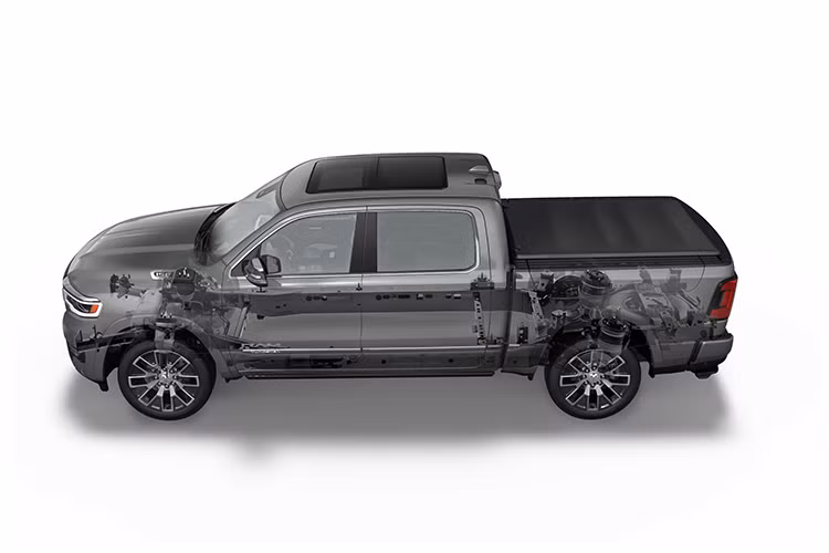 Mẫu bán tải điện phạm vi mở rộng (EREV) - 1500 Ramcharger xây dựng trên nền tảng STLA Frame, cung cấp sức kéo tối đa 6.350 kg cùng tải trọng tối đa 1.191 kg. Thùng xe tích hợp ổ cắm có công suất sạc 7,2 kW để sạc các thiết bị điện tử dân dụng và công nghiệp.