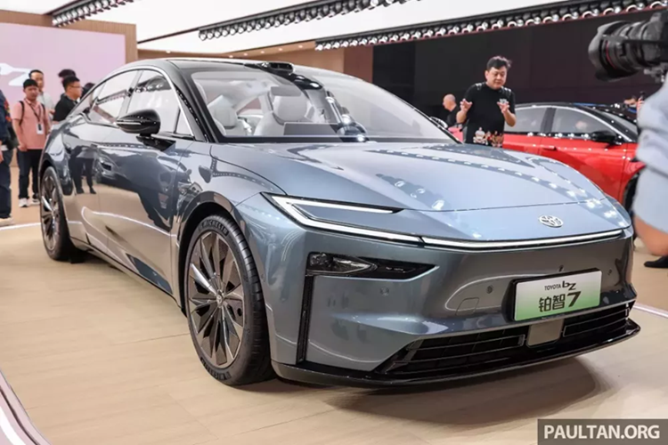 Vào ngày 23/4 vừa qua, mẫu sedan chạy điện Toyota bZ7 hoàn toàn mới đã chính thức ra mắt tại Triển lãm Ô tô Thượng Hải 2025. Theo xác nhận từ đại diện hãng, đây là mẫu xe đầu tiên của liên doanh GAC-Toyota được trang bị hệ thống HarmonyOS của Huawei.