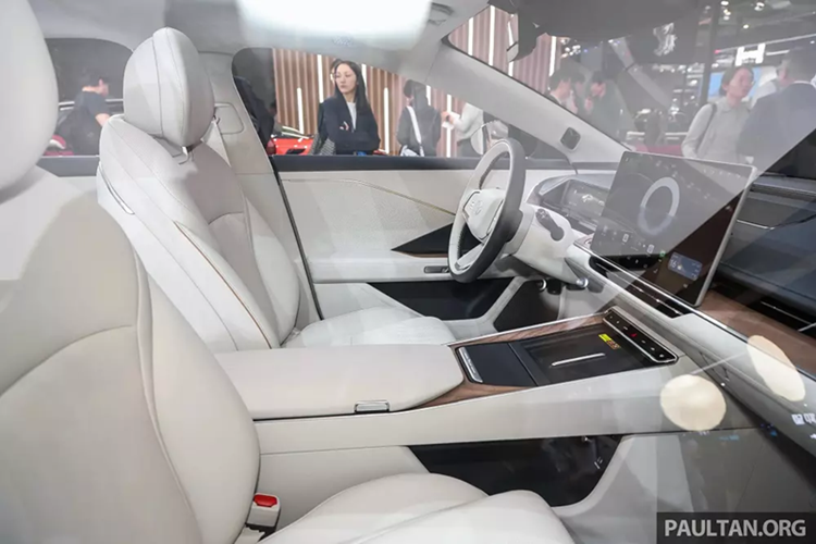 Ở khu vực đuôi xe, Toyota bZ7 có đèn hậu nối dài, đèn phanh đặt cao và cánh gió nhỏ tích hợp trên cửa cốp sau. Tất cả tạo nên dáng vẻ thể thao và năng động cho mẫu sedan thuần điện này. Bên trong khoang lái của bZ7 xuất hiện đèn viền nội thất được lắp tại nhiều vị trí.