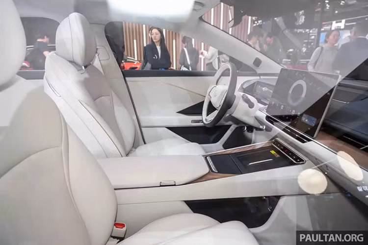 Ở khu vực đuôi xe, Toyota bZ7 có đèn hậu nối dài, đèn phanh đặt cao và cánh gió nhỏ tích hợp trên cửa cốp sau. Tất cả tạo nên dáng vẻ thể thao và năng động cho mẫu sedan thuần điện này. Bên trong khoang lái của bZ7 xuất hiện đèn viền nội thất được lắp tại nhiều vị trí.