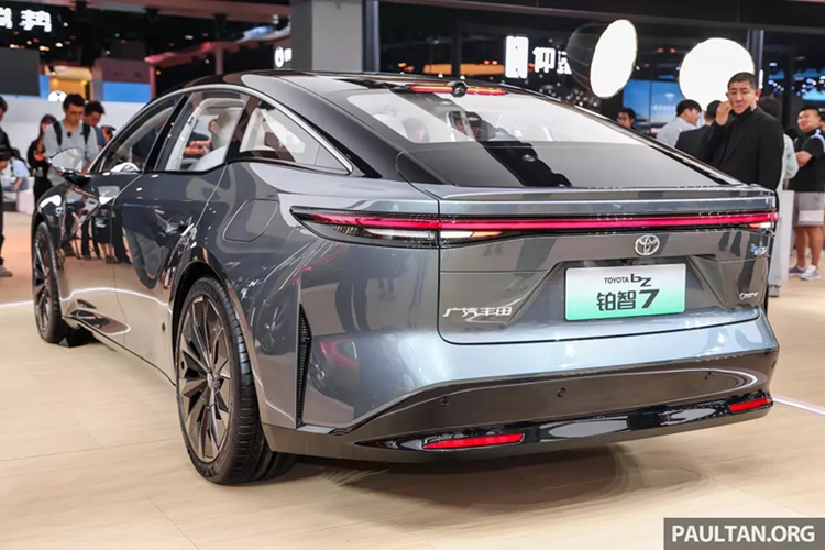 Đặc biệt, tân binh nhà Toyota còn được trang bị một cảm biến LiDAR trên nóc. Đây là dấu hiệu cho thấy xe sẽ sở hữu công nghệ hỗ trợ lái nâng cao ADAS. Nhiều khả năng hệ thống này sẽ do hãng điện thoại Huawei cung cấp.