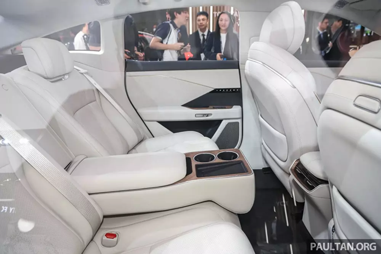 Xe sở hữu màn hình cảm ứng trung tâm đặt nổi, bảng đồng hồ kỹ thuật số dạng chìm, vô lăng 3 chấu và sạc không dây đặt ở bệ tì tay trung tâm. Ngoài ra, xe cũng có cửa sổ trời toàn cảnh. Hiện tại, các thông số kỹ thuật về hệ truyền động của Toyota bZ7 vẫn chưa được công bố chính thức.