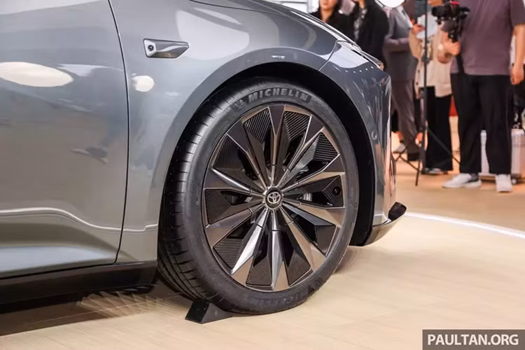 bZ7 không gây bất ngờ về mặt thiết kế vì được áp dụng ngôn ngữ mới của hãng Toyota, tương tự nhiều mẫu xe điện cùng thương hiệu khác. Xe sở hữu cụm đèn pha thanh mảnh hihf chữ C kéo dài hết toàn bộ mặt trước và không có lưới tản nhiệt truyền thống.