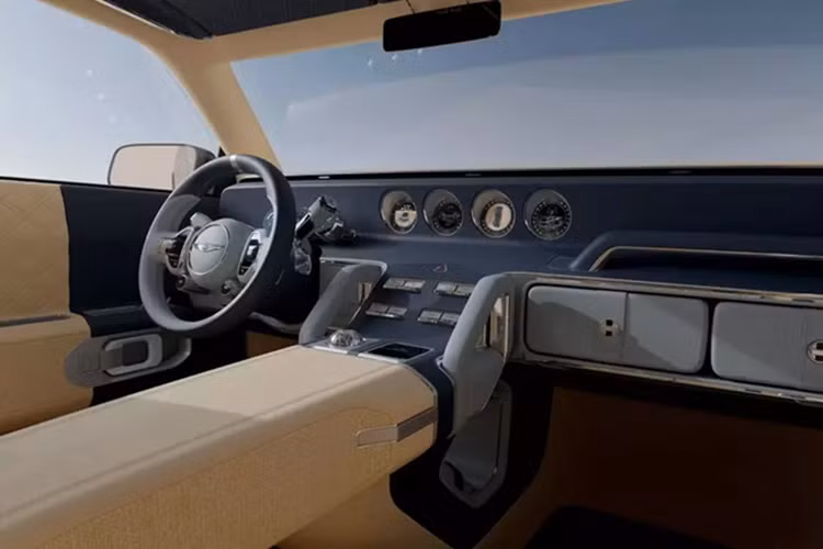 Khác với ngoại thất, khôn gian nội thất của X Gran Equator lại đi theo hướng hoàn toàn khác biệt. Xe không có màn hình giải trí trung tâm như thông thường, thay vào đó là 4 màn hình tròn ở giữa bảng táp-lô, lấy cảm hứng từ đồng hồ analog cổ điển. Các màn hình này có thể tùy chỉnh nội dung hiển thị, đi kèm với bảng đồng hồ kỹ thuật số 3 vòng theo phong cách hoài cổ.