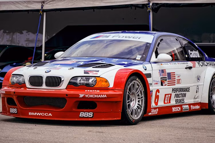 Đây cũng không phải là một chiếc M3 GTR E46 ngẫu nhiên nào, mà chính là mẫu xe đua mang số hiệu #42, được điều khiển bởi các tay đua Jörg Müller và J.J. Lehto vào năm 2001. Nó đã đem lại vinh quang cho BMW khi giành chiến thắng giải American Le Mans Series (ALMS) GT ở cả 2 hạng mục cá nhân cũng như nhà sản xuất.
