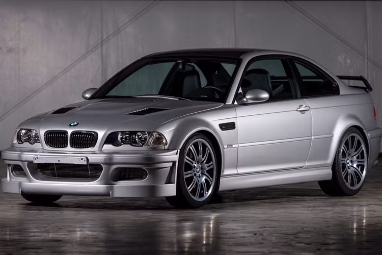 Nếu đã lâu rồi bạn không còn chơi phiên bản Most Wanted 2005 hoặc vì lý do nào đó mà kém may mắn chưa có dịp được thưởng thức tuyệt phẩm đỉnh cao này, đoạn video clip dưới đây với nội dung về cảnh rượt đuổi căng thẳng trong màn chơi cuối sẽ cho thấy vì sao việc đưa chiếc BMW M3 GTR xanh/bạc từ trong game ra đời thực lại ấn tượng đến thế