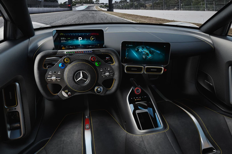 Sau khi chuyển tiền cho tên lừa đảo, vị tỷ phú vẫn kiên nhẫn chờ đợi nhận xe. Tuy nhiên, sau đó, CEO Michael Mente nhận được cuộc gọi từ Bộ An ninh nội địa Mỹ. Họ thông báo rằng tiền của ông đã mất và không có một đại lý ô tô nào như vậy tồn tại ở Pháp.