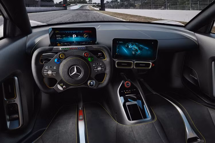 Sau khi chuyển tiền cho tên lừa đảo, vị tỷ phú vẫn kiên nhẫn chờ đợi nhận xe. Tuy nhiên, sau đó, CEO Michael Mente nhận được cuộc gọi từ Bộ An ninh nội địa Mỹ. Họ thông báo rằng tiền của ông đã mất và không có một đại lý ô tô nào như vậy tồn tại ở Pháp.