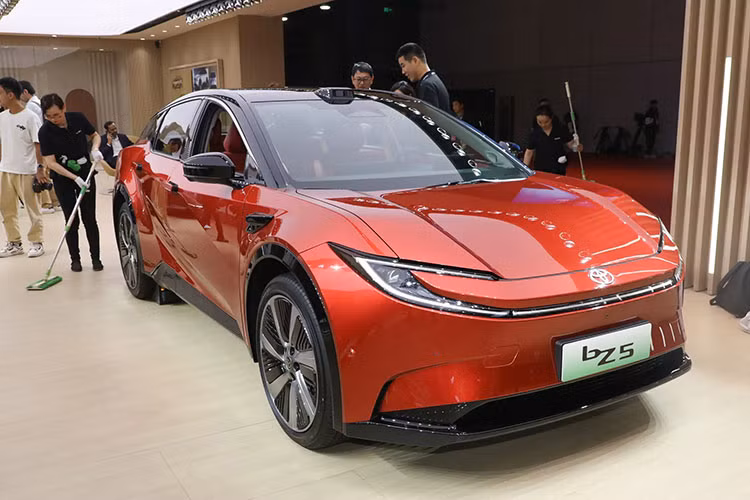 Toyota bZ5 2025 được xem là có mức giá cạnh tranh trong phân khúc SUV điện hạng trung và là bước đi chiến lược để thăm dò phản ứng thị trường trước khi công bố bản thương mại chính thức, dự kiến diễn ra vào tháng 6/2025.
