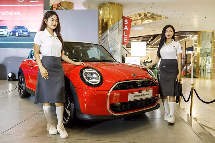 Dòng xe này có 2 phiên bản là 3 cửa và 5 cửa. Mức giá xe MINI Cooper 2025 tại Việt Nam cho phiên bản 3 Cửa và 5 Cửa với bán ra chính hãng được niêm yết lần lượt 2,099 tỷ đồng và 2,149 tỷ đồng.