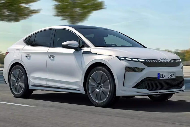 Tiếp theo đó là cụm đèn trước chia thành 2 tầng với dải đèn LED định vị ban ngày của xe được nối với nhau bằng 23 bóng LED nằm phía trên lưới tản nhiệt. 23 bóng LED này nằm bên dưới ốp màu đen bóng, tích hợp cả camera trước. Dòng chữ "Skoda" trên nắp ca-pô của xe cũng đã được làm mới.