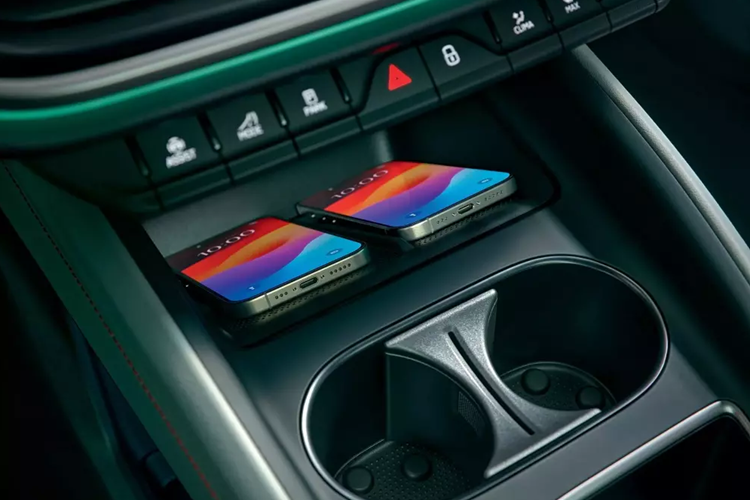 Ngoài ra, xe còn có những trang bị khác như cửa sổ trời toàn cảnh Panorama, ghế chỉnh điện, tính năng sưởi ghế trước và hệ thống điều hòa tự động 3 vùng. Skoda cũng khẳng định đã sử dụng các vật liệu thân thiện với môi trường cho ghế của xe. 