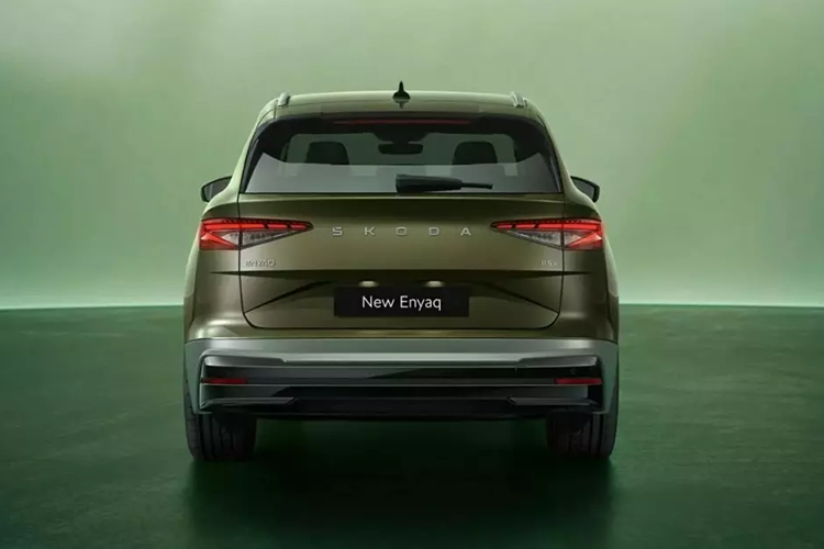 Đúng như hình ảnh "úp mở" do hãng tung ra trước đó, Skoda Enyaq 2025 được áp dụng ngôn ngữ thiết kế Modern Solid mới của thương hiệu đến từ Cộng hòa Séc. Điểm nhấn của mẫu ô tô điện này nằm ở khu vực đầu xe với lưới tản nhiệt Tech‑Deck Face tích hợp đèn LED ẩn mới, thay cho loại truyền thống.