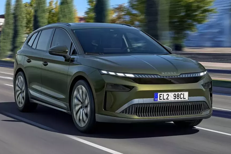 SUV điện Skoda Enyaq trên thực tế đã từng xuất hiện tại Việt Nam trong triển lãm VMS 2024 diễn ra vào tháng 10 năm ngoái. Vào thời điểm đó, hãng Skoda hé lộ xe sẽ có 2 phiên bản ở thị trường Việt Nam và giá bán dao động từ 1,8 - 2 tỷ đồng. Đây sẽ là đối thủ cạnh tranh của VinFast VF7 trong tương lai.