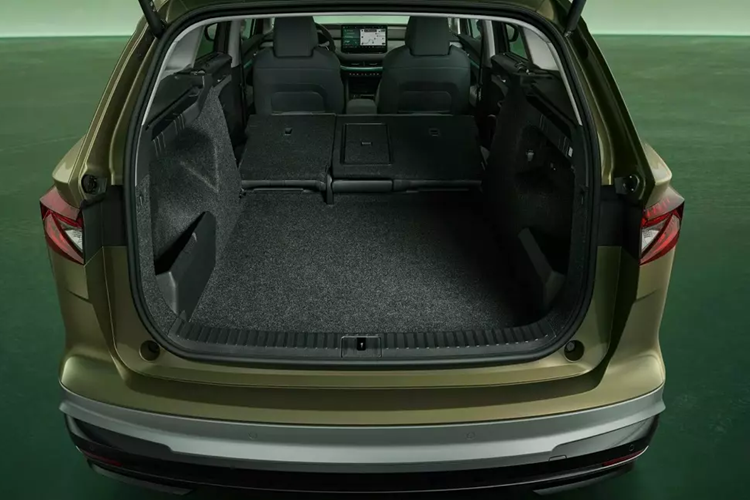 Khoang hành lý của Skoda Enyaq 2025 có thể tích tiêu chuẩn 585 lít. Nếu ghế sau gập xuống, con số này tăng lên 1.710 lít. Hai con số tương ứng của phiên bản SUV lai Coupe là 570 lít và 1.610 lít. Tại thị trường châu Âu, Skoda Enyaq 2025 có 2 tùy chọn pin với dung lượng 59 kWh và 77 kWh. 