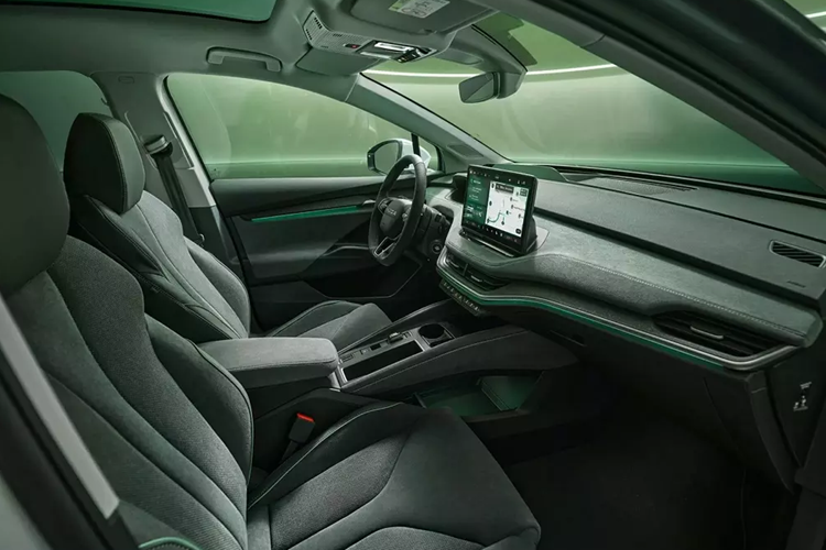 Skoda Enyaq 2025 được phát triển dựa trên cơ sở gầm bệ MEB dành riêng cho ô tô điện của tập đoàn mẹ Volkswagen. Đây cũng là khung gầm hiện đang được dùng cho Audi Q4 e-tron và Volkswagen ID.4. 