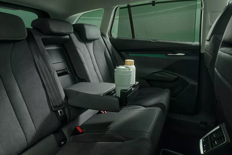 Bên trong mẫu SUV điện này, hãng Skoda đã bổ sung một số chi tiết mới như logo trên vô lăng, màn hình cảm ứng trung tâm 13 inch, bảng đồng hồ kỹ thuật số 5 inch tiêu chuẩn và màn hình hiển thị thông tin kính lái HUD tùy chọn. 