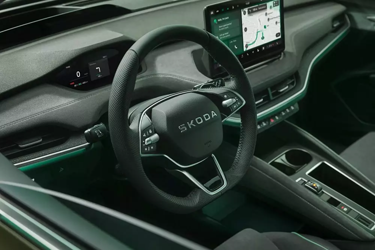 So với phiên bản SUV truyền thống, Skoda Enyaq Coupe không khác biệt nhiều, trừ phần nóc dốc về phía sau, cánh lướt gió sơn cùng màu thân xe và vành la-zăng. Mâm của phiên bản SUV lai Coupe có đường kính dao động từ 19-21 inch. Hệ số lực cản không khí của Skoda Enyaq Coupe đạt 0,225 Cd trong khi con số tương ứng của phiên bản SUV là 0,245 Cd. 