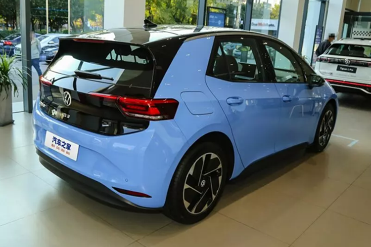 Động cơ giống như phiên bản trước, cho ra công suất 168 mã lực với mô-men xoắn cực đại 310 Nm. Tiêu thụ 13,4 kWh/100km. Ngoại thất hầu như giống nhau. Bánh xe có thiết kế giống như phiên bản trước và có tùy chọn 18 inhc và 20 inch. Trụ A hiện được sơn một phần màu đen. Volkswagen đã bổ sung thêm hai màu mới là màu be và màu xanh nhạt.