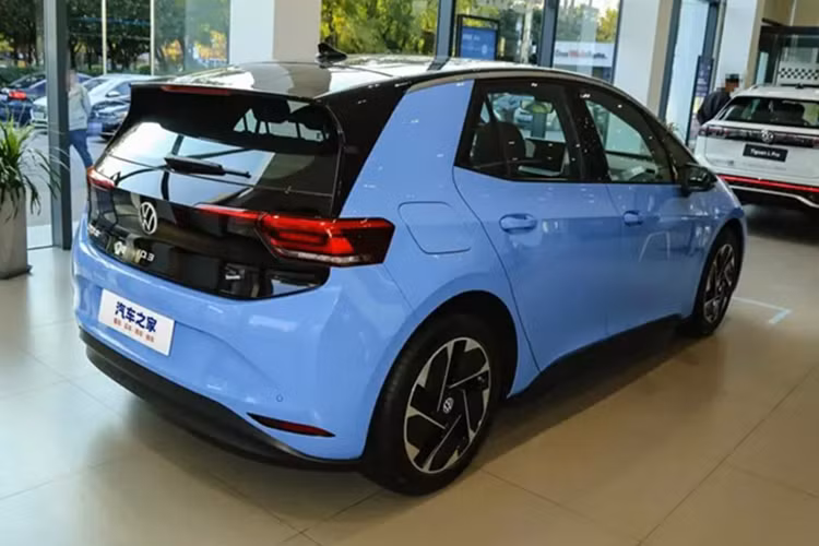 Động cơ giống như phiên bản trước, cho ra công suất 168 mã lực với mô-men xoắn cực đại 310 Nm. Tiêu thụ 13,4 kWh/100km. Ngoại thất hầu như giống nhau. Bánh xe có thiết kế giống như phiên bản trước và có tùy chọn 18 inhc và 20 inch. Trụ A hiện được sơn một phần màu đen. Volkswagen đã bổ sung thêm hai màu mới là màu be và màu xanh nhạt.