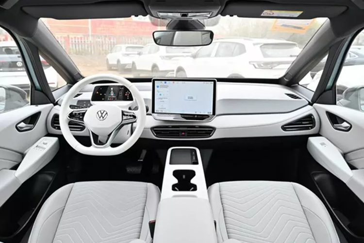 Những thay đổi bên trong thú vị hơn. Màn hình điều khiển trung tâm tăng từ 10 inch lên 12,9 inch, trong khi bảng điều khiển LCD vẫn giữ nguyên ở mức 5,3 inch. Ngoài ra, màn hình trung tâm có viền nhỏ hơn và không có nút bấm vật lý gắn phía dưới.