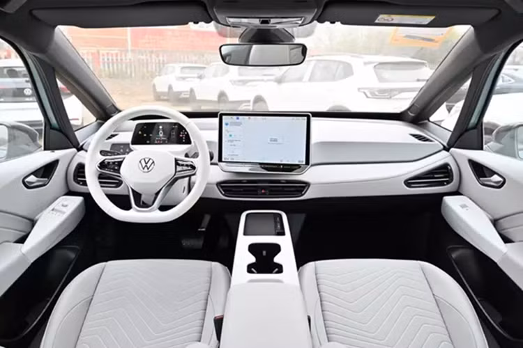 Những thay đổi bên trong thú vị hơn. Màn hình điều khiển trung tâm tăng từ 10 inch lên 12,9 inch, trong khi bảng điều khiển LCD vẫn giữ nguyên ở mức 5,3 inch. Ngoài ra, màn hình trung tâm có viền nhỏ hơn và không có nút bấm vật lý gắn phía dưới.