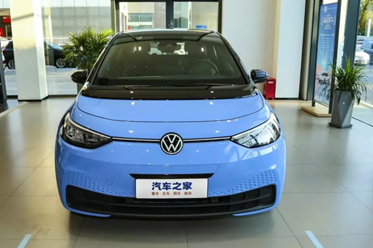 Volkswagen ID.3 2025 mới luôn được trang bị pin ba thành phần NMC, nhưng đây là lần đầu tiên Volkswagen tung phiên bản sử dụng LFP ra thị trường. Pin LFP do CATL cung cấp có dung lượng 53,6 kWh và cung cấp phạm vi hoạt động 451 km trong điều kiện CLTC. Nó có thể sạc DC 30-80% trong khoảng 48 phút.