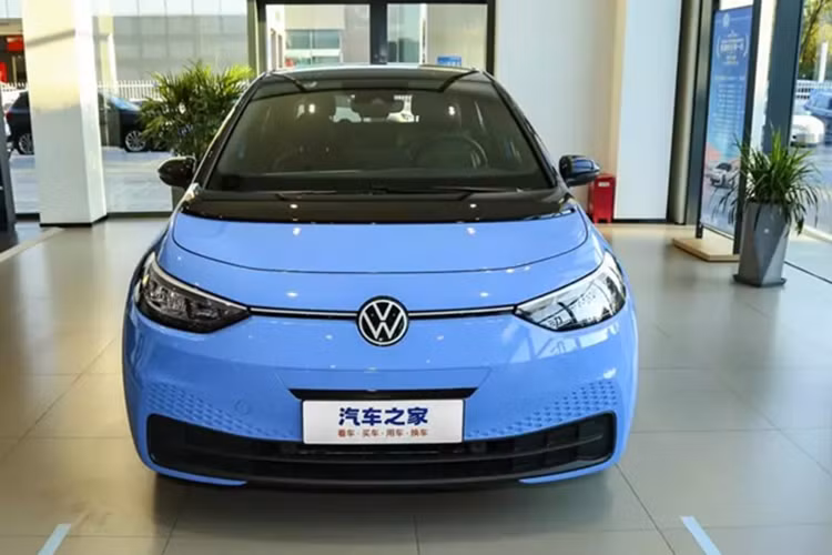 Volkswagen ID.3 2025 mới luôn được trang bị pin ba thành phần NMC, nhưng đây là lần đầu tiên Volkswagen tung phiên bản sử dụng LFP ra thị trường. Pin LFP do CATL cung cấp có dung lượng 53,6 kWh và cung cấp phạm vi hoạt động 451 km trong điều kiện CLTC. Nó có thể sạc DC 30-80% trong khoảng 48 phút.