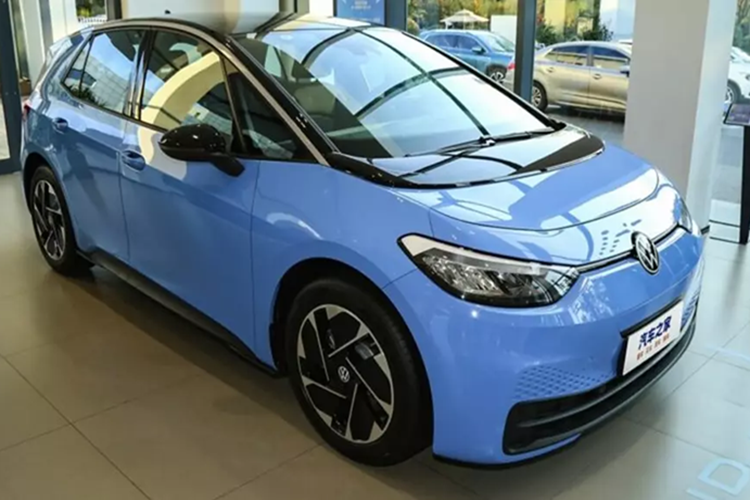 Volkswagen đã ra mắt ID.3 bản nâng cấp tại Trung Quốc với những thay đổi nhỏ về ngoại thất và nội thất và được trang bị pin lithium iron phosphate (LFP). Volkswagen ID.3 2025 chốt giá từ 119.900 – 136.900 nhân dân tệ (16.500 – 18.800 USD, khoảng 389 - 445 triệu đồng).