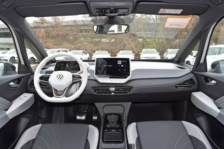 Đường hầm trung tâm được thiết kế lại với một đế sạc không dây và hai giá để cốc. Nhìn chung, nội thất có vẻ ngoài cao cấp hơn. Volkswagen cũng cung cấp phiên bản pin NMC của ID.3 với cùng mức giá khởi điểm.