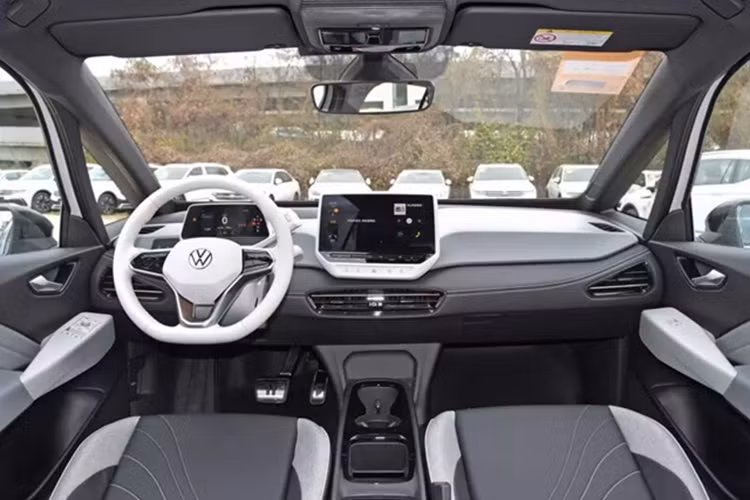 Đường hầm trung tâm được thiết kế lại với một đế sạc không dây và hai giá để cốc. Nhìn chung, nội thất có vẻ ngoài cao cấp hơn. Volkswagen cũng cung cấp phiên bản pin NMC của ID.3 với cùng mức giá khởi điểm.