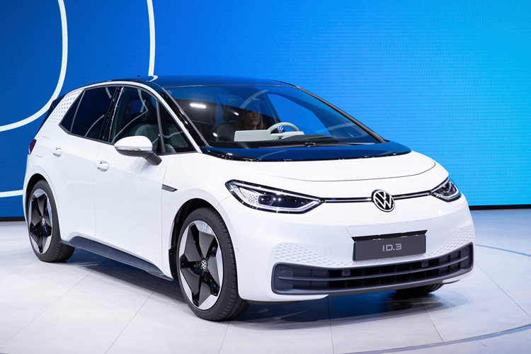 Pin nhỏ hơn một chút (52,8 kWh), cung cấp phạm vi hoạt động gần như tương tự (450 km) và sạc nhanh hơn (30-80% trong 42 phút). Sạc AC mất 8,5 giờ, so với 9,5 giờ của phiên bản LFP. Giá xe Volkswagen ID.3 pin NMC tương đương với phiên bản LFP – 119.900 nhân dân tệ (16.500 USD).