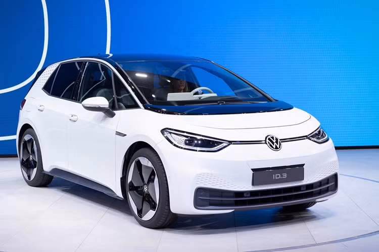 Pin nhỏ hơn một chút (52,8 kWh), cung cấp phạm vi hoạt động gần như tương tự (450 km) và sạc nhanh hơn (30-80% trong 42 phút). Sạc AC mất 8,5 giờ, so với 9,5 giờ của phiên bản LFP. Giá xe Volkswagen ID.3 pin NMC tương đương với phiên bản LFP – 119.900 nhân dân tệ (16.500 USD).