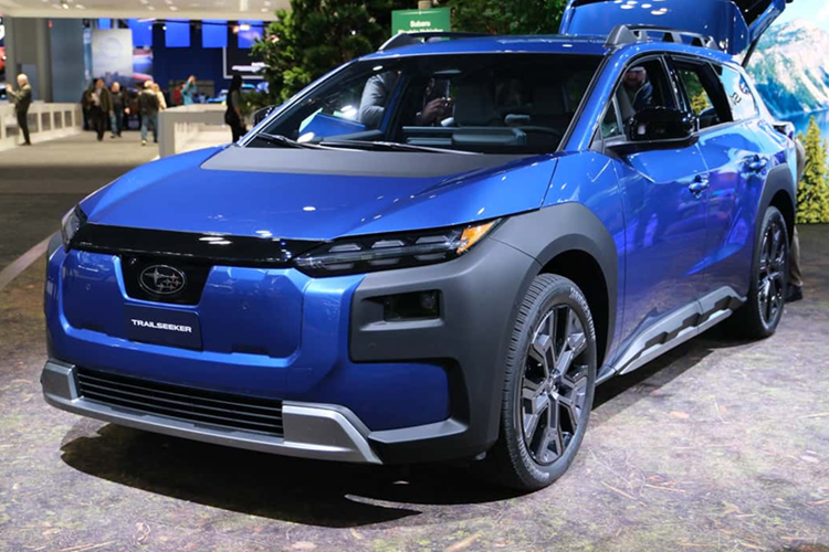 Mẫu xe SUV điện Subaru Trailseeker dài hơn 150 mm và cao hơn gần 25 mm so với người anh em của mình, tất cả đều nhằm mục đích tăng không gian chứa đồ, mặc dù vẫn chưa có con số chính thức nào được công bố. Tuy nhiên, chiếc xe vẫn là xe 5 chỗ, vì vậy chúng ta vẫn phải chờ đợi một chiếc SUV điện Subaru/Toyota ba hàng ghế và 7 chỗ ngồi khác ra mắt.