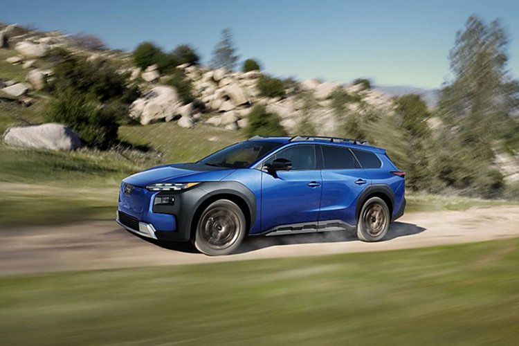  Subaru Trailseeker EV 2026 mới giống như được Subaru kéo dài từ mẫu SUV điện Solterra, có phần nhô ra phía sau dài hơn và kính chắn gió phía sau thẳng đứng hơn một chút, biến nó thành một mẫu xe wagon.