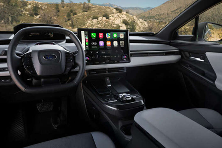 Trailseeker cũng có thanh ray trên nóc xe tiêu chuẩn và tùy chọn bánh xe 18 và 20 inch. Bên trong, Trailseeker có màn hình cảm ứng 14 inch mới kết hợp các nút điều khiển điều hòa không khí và núm điều chỉnh nhiệt độ vật lý, tương tự như những gì bạn sẽ thấy trên các mẫu xe Lexus.