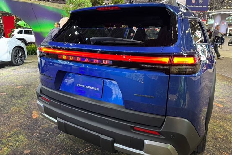 Pin 74,7 kWh mới cung cấp phạm vi hoạt động hơn 420 km; vì đây là chu kỳ EPA nghiêm ngặt, nên hãy mong đợi con số WLTP cao hơn một chút. Trailseeker cũng là chiếc EV đầu tiên của Subaru được trang bị tiêu chuẩn cổng sạc NACS của Tesla. Thông tin chi tiết và giá xe Subaru Trailseeker EV 2026 sẽ công bố thời gian tới.