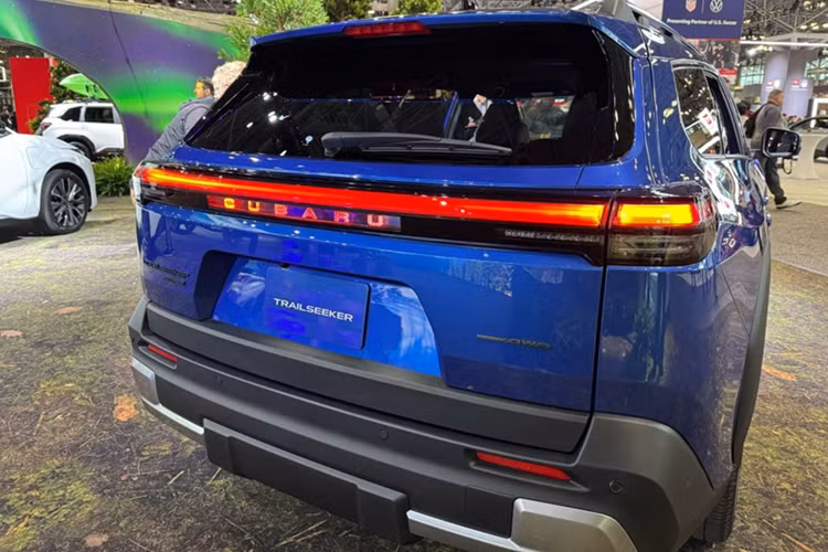 Pin 74,7 kWh mới cung cấp phạm vi hoạt động hơn 420 km; vì đây là chu kỳ EPA nghiêm ngặt, nên hãy mong đợi con số WLTP cao hơn một chút. Trailseeker cũng là chiếc EV đầu tiên của Subaru được trang bị tiêu chuẩn cổng sạc NACS của Tesla. Thông tin chi tiết và giá xe Subaru Trailseeker EV 2026 sẽ công bố thời gian tới.
